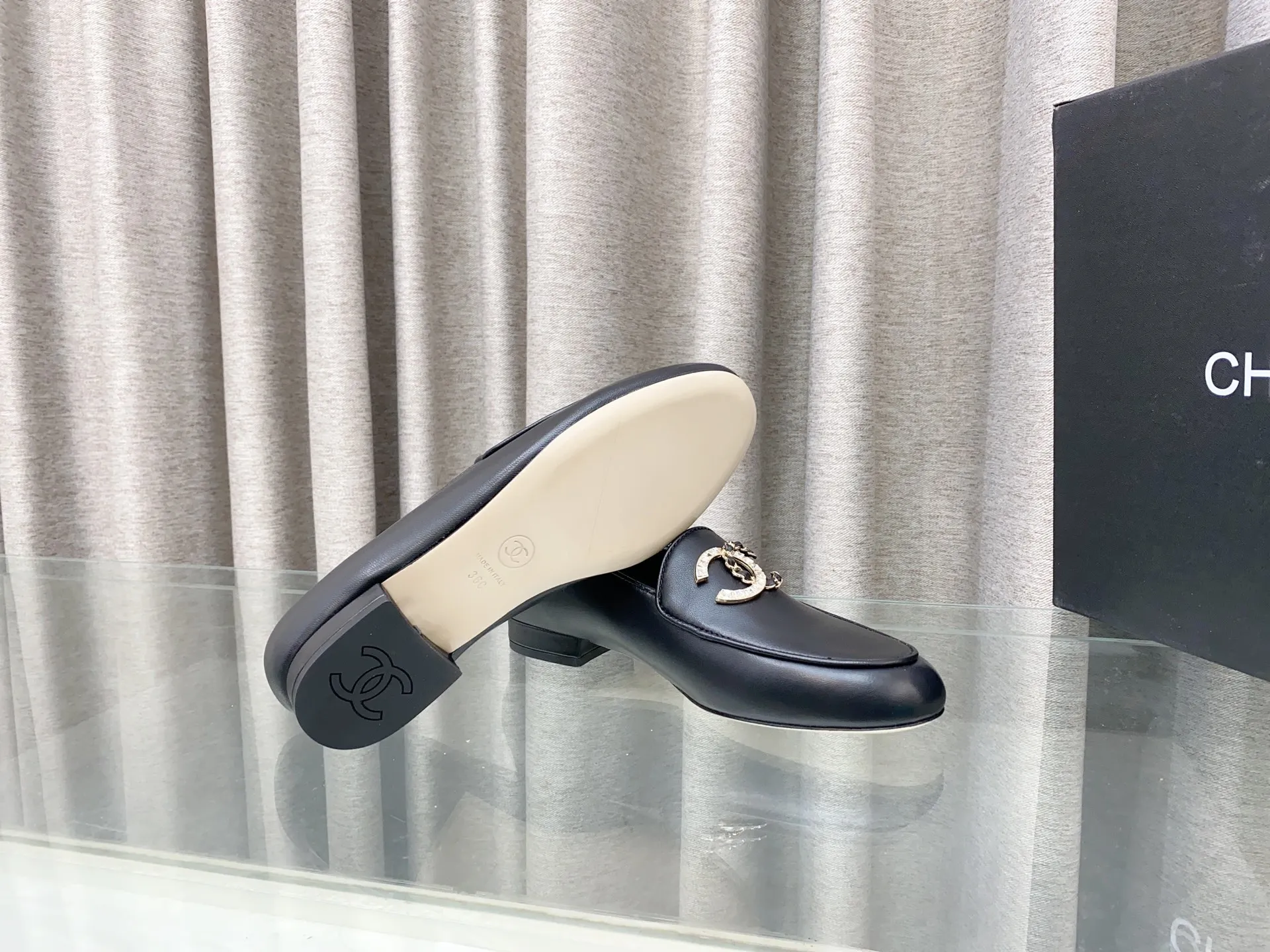 👟👟Ex-factory price 620👟👟 25Fw new spring and summer Chanel small perfume diamond double C half slippers/Loaf single shoes. Versatile style that you don’t get tired of. Super classic style. Casual with exquisiteness and stable temperament. This spring and summer is a beautiful bonus treasure! Upper: Lambskin Lining: Lambskin lining High heels: Flat soles: Italian genuine leather outsole Size: 35-39 (40 and 41 customizations are not returnable)